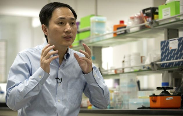 He Jiankui habla durante una entrevista en un laboratorio en Shenzhen, en la provincia de Guangdong, sur de China. AP