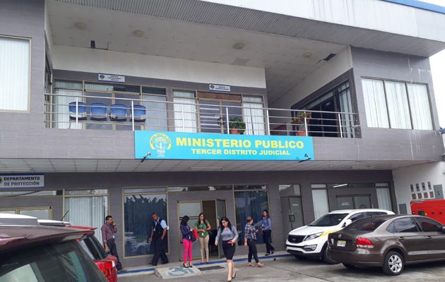 Con el apoyo de las autoridades del Ministerio Público se llevó a cabo el allanamiento al vehículo donde se encontró la presunta droga. 