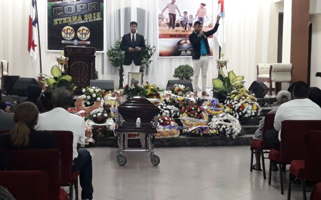 Tres buses abarrotados de estudiantes de la comarca Ngabe Bugle llegaron hasta el templo del Buen Pastor para despedir a la docente.
