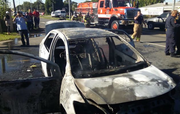 El vehículo fue consumido por las llamas. Foto.: Mayra Madrid.