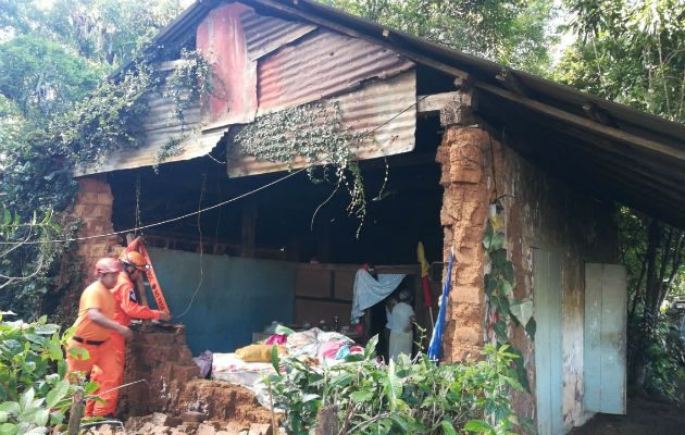Por su parte el director regional del Ministerio de Educación en Chiriquí, Darmando Ríos anuncio que suspendieron las clases en la Escuela Secundaria de Puerto Armuelles (ESPA) para ser evaluada por personal del departamento de ingeniería.