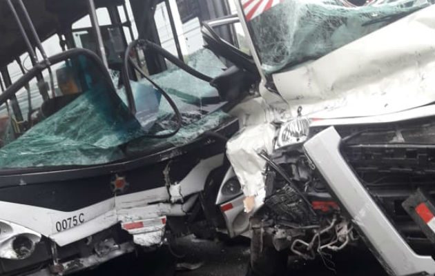 Ambos vehículos quedaron con daños de consideración.