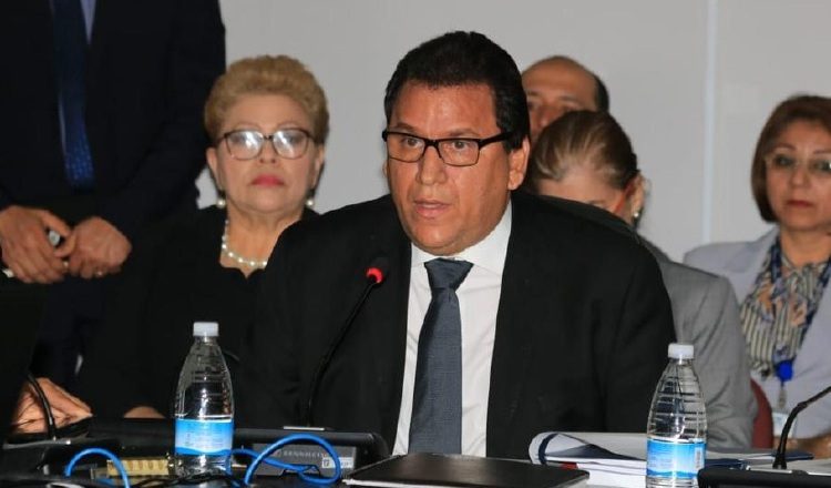 El titular del Meduca deberá responder todo sobre el inicio del año escolar.