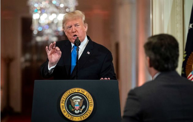 El presidente Trump (i), increpa a Jim Acosta (d), corresponsal de la CNN en la rueda de prensa en la Casa Blanca. Foto: EFE.