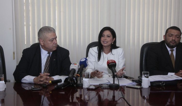 Los abogados Alfonso Fraguela, Marcela Araúz y Juan Antonio Kuan Guerrero, durante la conferencia de prensa. /Foto Víctor Arosemena
