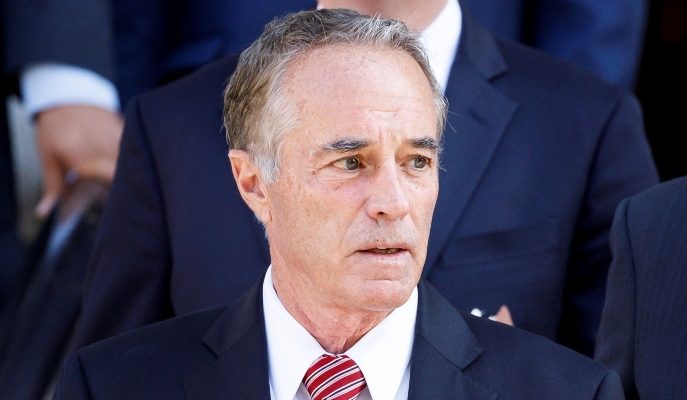 Además del delito de abuso de información privilegiada, el congresista Chris Collins, se declaró culpable de hacer declaraciones falsas a la Oficina Federal de Investigaciones (FBI) para tratar de cubrir su delito.