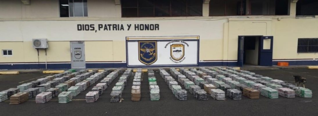 Según las autoridades, cuando los tripulantes advirtieron la presencia de las autoridades navales de Panamá arrojaron al mar más de 90 bultos de droga para huir, aunque más adelante fueron interceptados y capturados. Foto/Armada de Colombia