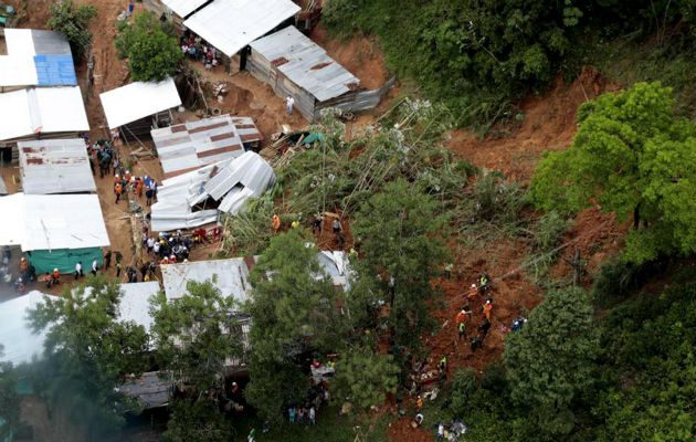 El deslizamiento ocurrió esta madrugada en un asentamiento del barrio San Silvestre, en el municipio de Barrancabermeja, y sepultó tres casas.