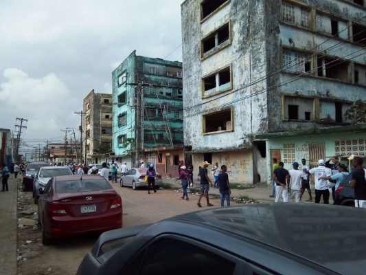 Uno de los implicados en el  hecho violento al ver la presencia de la Policía Nacional, se dio a la fuga en los edificios viejos conocidos como Las Cuatro Potencias. Foto/Diómedes Sánchez