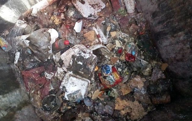 Manolo Solís de 48 años de edad, morador de la nueva comunidad lamentó que sus vecinos, tiren la basura y le enseñen a sus hijos, a hacer lo mismo.