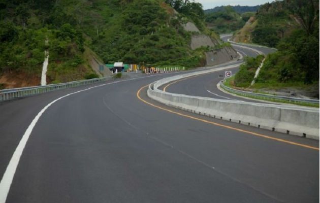 Buses usaban la autopista y no la carretera vieja. Foto. Diómedes Sánchez