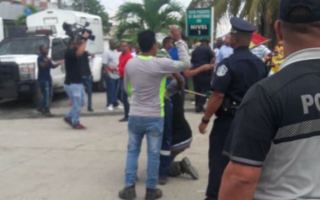 En el área se hicieron presentes miembros de la Policía Nacional que intentaron negociar con el grupo de manifestantes que está integrado por unas 30 personas.