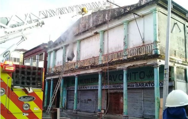 Bomberos sofocaron el siniestro tras llamada de vecinos. Foto. Diómedes Sánchez.