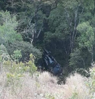 Al parecer la víctima perdió el control del vehículo en una curva,  cayendo al precipicio, donde no se descarta que el mismo trató de esquivar un hueco en la vía. Foto/Mayra Madrid