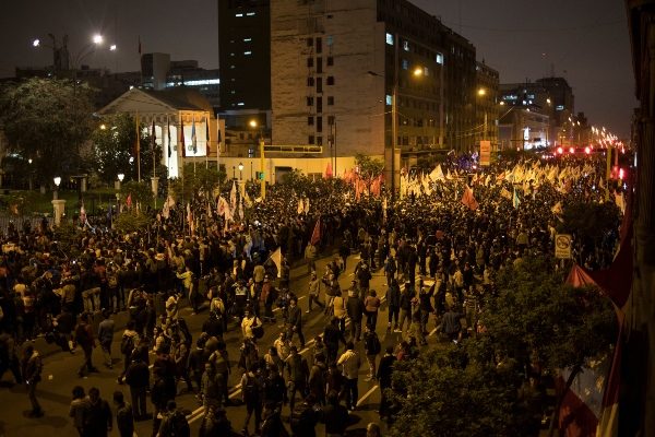 Los manifestantes que se habían reunido para protestar contra los legisladores que adelantaron una votación para seleccionar una lista casi completa de nuevos magistrados para el Tribunal Constitucional, continúan fuera del Congreso después de que el presidente Martin Vizcarra disolviera la legislatura en Lima.