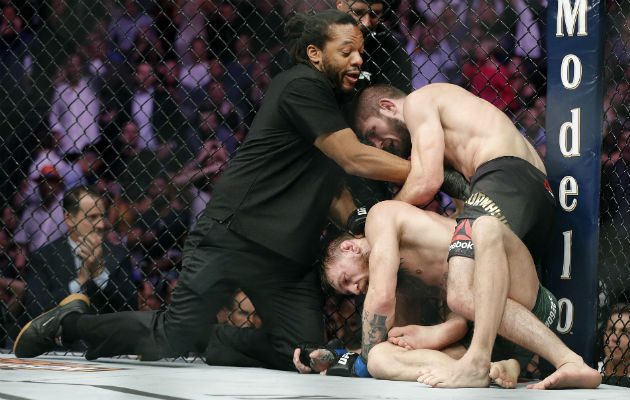 Conor "The Notorius" McGregor, es sometido por Khabib Nurmagomedov. Foto:AP