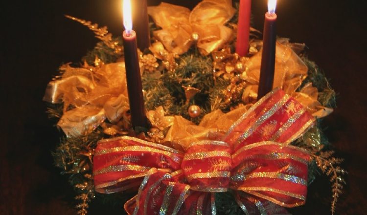 La  corona de Adviento  recuerda que Cristo está vivo. 