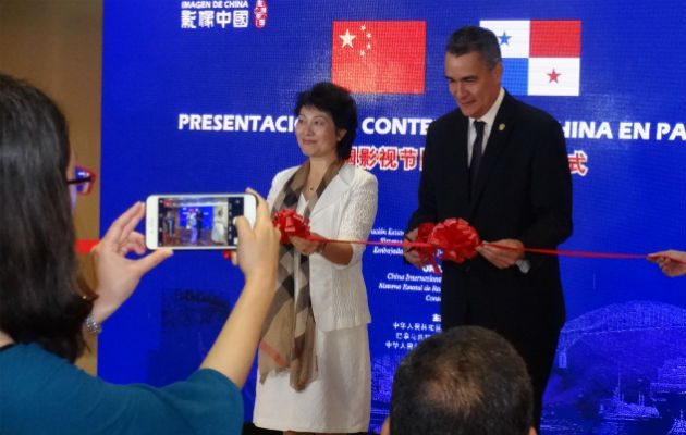 Ma Li (República Popular China) y Pacífico Leonardo Alvarado (Panamá), durante el corte de la cinta inaugural. Foto: Rosalina Orocú Mojica.