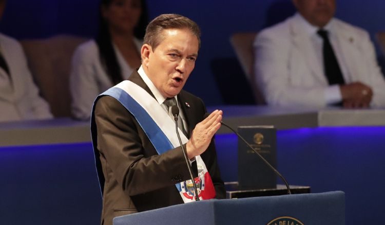 Cortizo: "Escuchen bien: Ningún interés individual, político o económico,  jamás estará por encima de los intereses nacionales". Foto de EFE