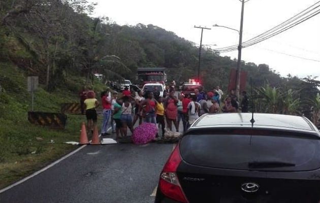 La protesta fue en la entrada principal de Portobelo. Foto: Diómedes Sánchez S. 