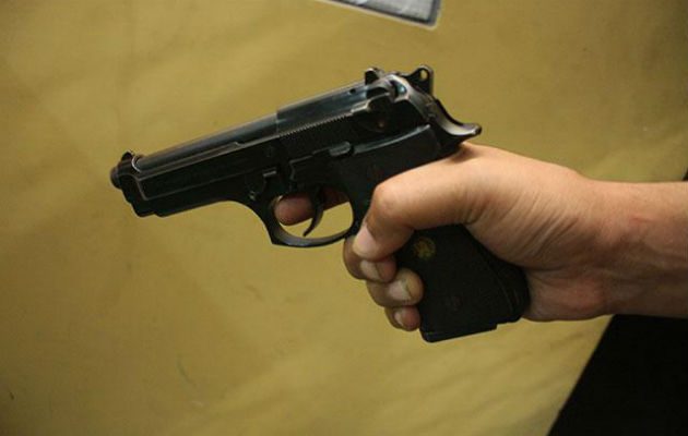 Tras decomisar las armas, los policías se comunicaron con los padres de los menores.