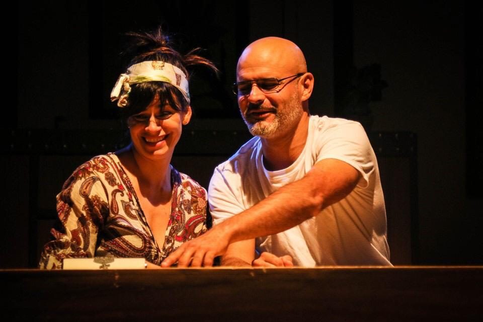 Ingrid Villa-Real y Rogelio Bustamante en una escena de "Casados sin hijos (Childfree)", que dirige Tatiana Salamín en Teatro La Estación. Foto: Cortesía.