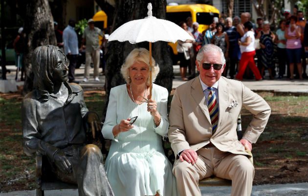El príncipe Carlos de Gales (d) y su esposa Camila (c), duquesa de Cornualles, posan para una foto junto a una estatua de John Lenon, en La Habana . Foto: EFE.