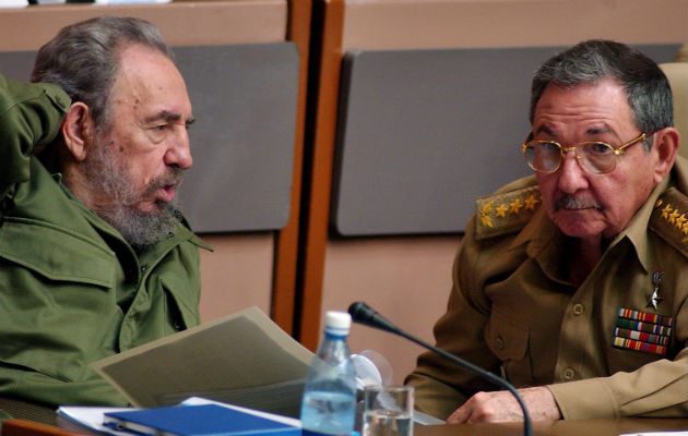 Castro ha eliminado algunas de las fotos más plémicas, entra las que esta una en la que aparece en un yate, algo prohibido para los cubanos. Además hay otra en la que conduce una BMW por las calles de La Habana.