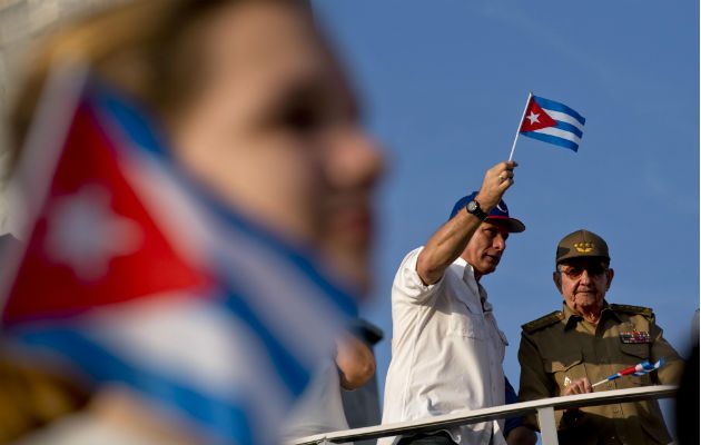 La llegada de los médicos se da tras acuerdo con el entonces presidente cubano, Raúl Castro (der). Foto: Archivo/Ilustrativa.