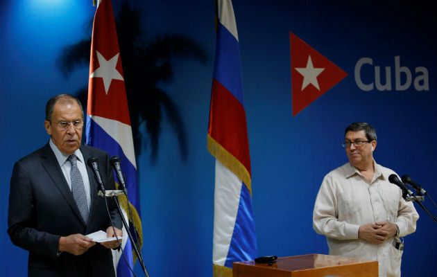 El canciller ruso, Serguei Victorovich Lavrov (i), y su homólogo cubano, ante la prensa en La Habana. Foto: EFE.