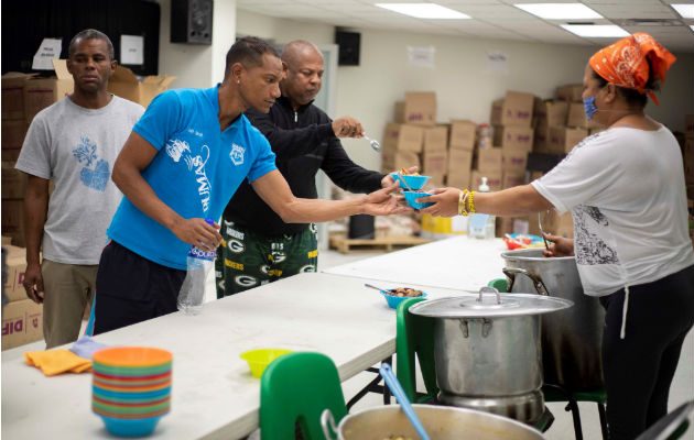 Migrantes cubanos reciben alimentos en un albergue de la fronteriza Ciudad Juárez, en el estado de Chihuahua (México). Foto: EFE.
