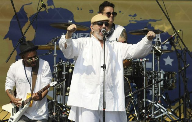 El cantante español Miguel Bosé cantando en Cúcuta. Foto: AP.