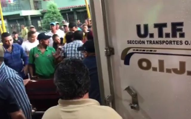 Familiares rompieron en llanto al llegar el carro fúnebre de la OIJ. Mayra Madrid.
