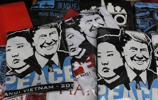 Se venden camisetas con la cara de Kim y la frase "Rocket Man" (“Hombre proyectil”), un guiño al apodo despectivo que le puso Trump en 2017, cuando las pruebas nucleares norcoreanas y el intercambio de amenazas entre los dos mandatarios llevaron a muchos a temer una guerra. FOTO/AP