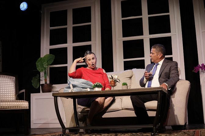 Mónica Miguel y Marko, en la comedia "Mentiras verdaderas", en Teatro La Estación. Foto: Aurelio Herrera Suira.