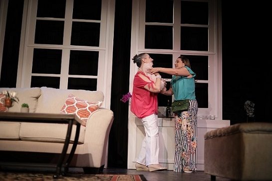 Mónica Miguel y Yilka Arosemena en el montaje "Mentiras verdaderas", que dirige Edwin Cedeño, en Teatro La Estación. Foto: Aurelio Herrera Suira.