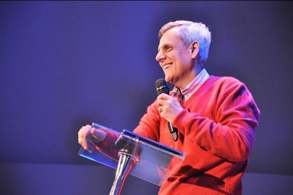 Bernardo Stamateas, psicólogo, escritor y motivador argentino. En esta edición de la Feria Internacional del Libro de Panamá, FIL 2019, presenta su libro "Calma emocional". Foto: Instagram.