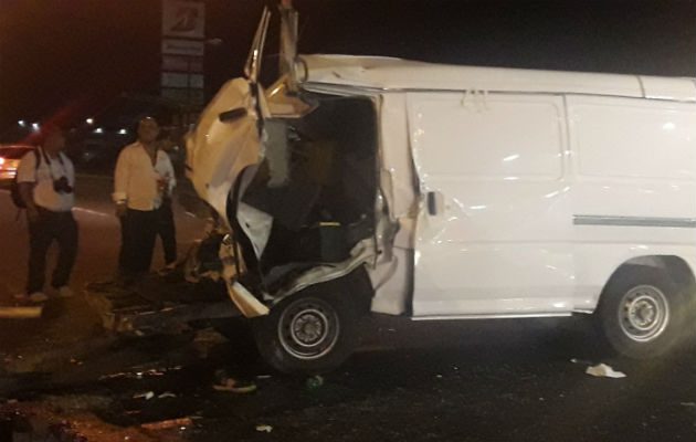 Así quedó el vehículo panel frente al Xtra. Foto: Mayra Madrid.