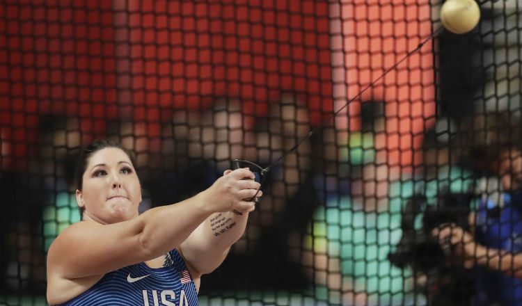 DeAnna Price en el lanzamiento del martillo. Foto EFE