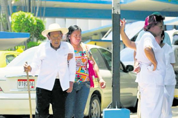 Cuidado de adultos mayores será una ocupación que demandará en el futuro. 