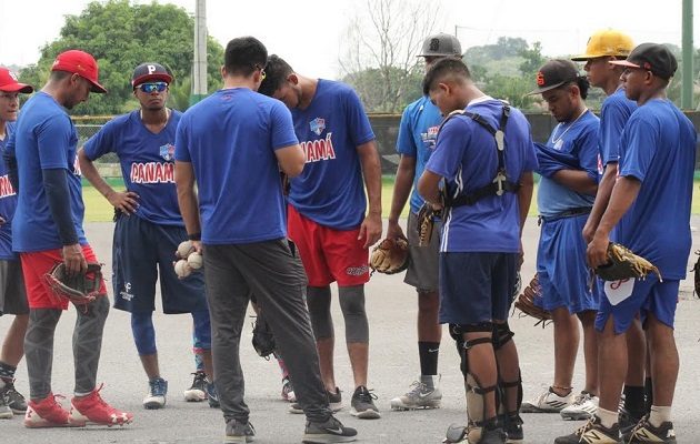 El director Dimas Ponce conversa con los jugadores. Foto:Fedebeis