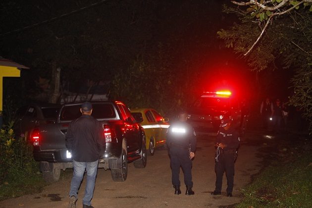 Una pareja fue encontrada sin vida dentro de una camioneta ubicada en Cerro Azul.