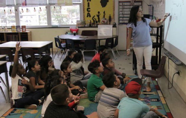 Al menos unos 43 mil estudiantes en los últimos tres años han emigrado a colegios oficiales por la situación económica que se registra en el país. Foto/Archivo