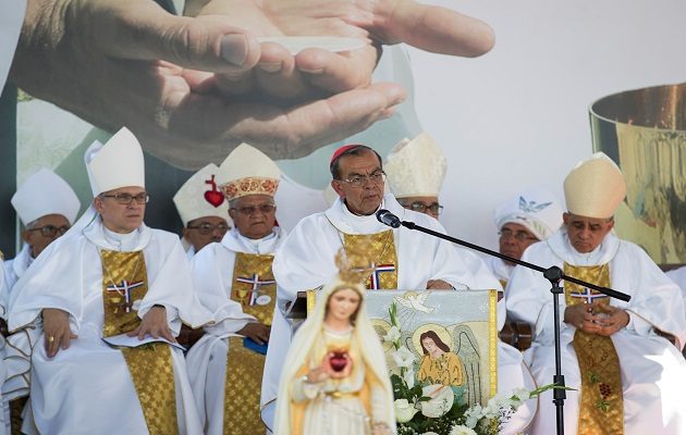 Francisco pidió al cardenal salvadoreño saludar "en nuestro nombre, desde lo más profundo del corazón, a los asistentes y les des muestras sensibles de nuestra caridad", y exhortó "a todos los creyentes, principalmente a los pastores sagrados, a que conserven siempre la fe Católica, la proclamen con valentía y la vivan con amor y buenas costumbres".