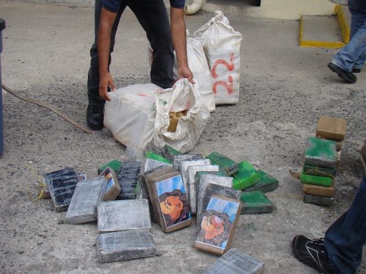 Los 43 paquetes de droga, estaban ocultos en dos tanques de color azul.