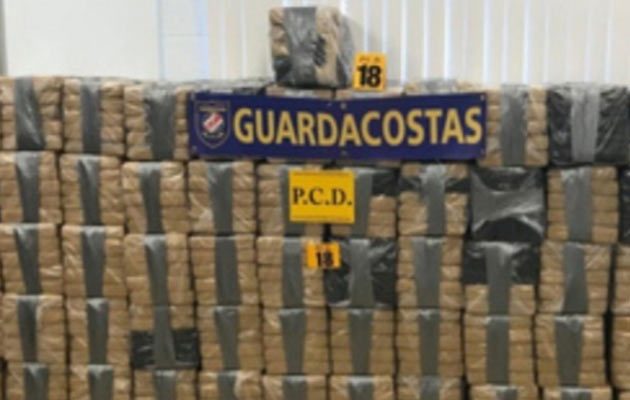 La Policía de Control de Drogas (PCD) hizo el conteo de lo incautado, el cual fue un total de 1,461 paquetes, cada uno con un peso de un kilo de cocaína.