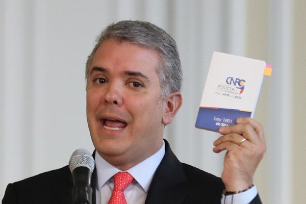 El decreto firmado por el presidente Iván Duque, dota a las autoridades de las herramientas necesarias para confiscar cualquier cantidad de droga que un ciudadano porte en espacios públicos. FOTO/EFE