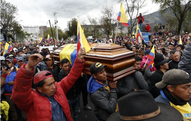 Manifestantes acompañan el féretro con el cadáver de un dirigente indígenas que murió durante las protestas. Foto:EFE.