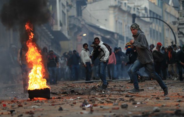 Manifestantes protestan contra las medidas económicas del Gobierno del presidente Lenín Moreno. Foto: EFE.