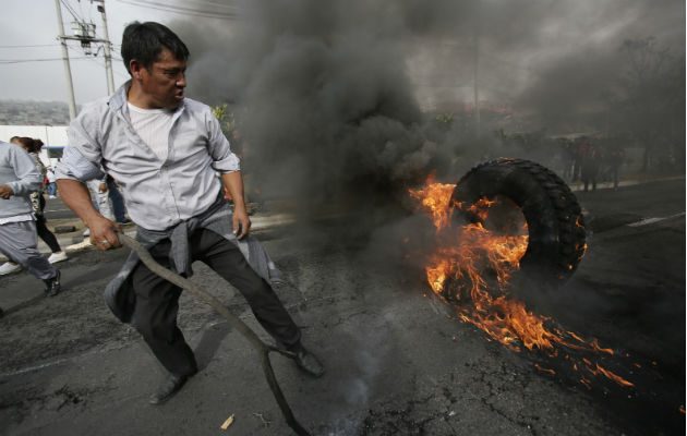 Manifestantes protestan contra las medidas económicas del Gobierno del presidente Lenín Moreno. Foto: EFE.